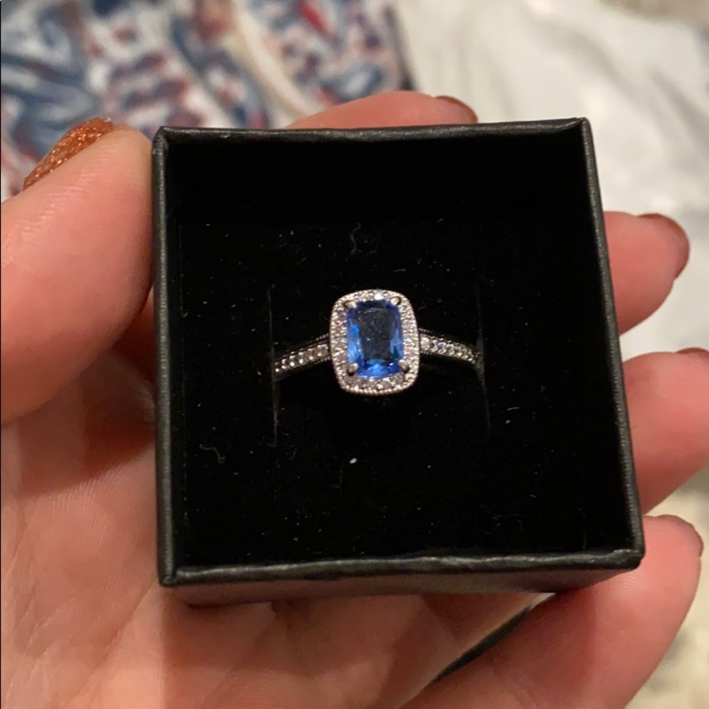 Beautiful blue tanzanite and white topaz ring